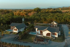 Il s’agit d’une propriété résidentielle comprenant plusieurs maisons, une piscine et une allée.