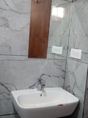 Đồ dùng nhà tắm miễn phí, khăn tắm, xà phòng, dầu gội 