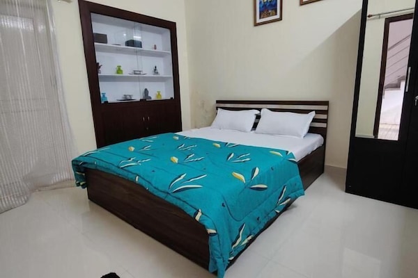 Family Villa, 3 Bedrooms, Balcony, City View | Meja, ruang kerja komputer riba, seterika/papan seterika, Wi-fi percuma