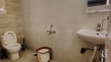 Superior Villa, 3 Bedrooms, Balcony, City View | Bathroom | Shower, free toiletries, hair dryer, towels