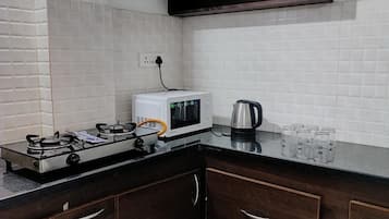 Superior Villa, Balcony, City View | Private kitchen | Fridge, microwave, oven, stovetop