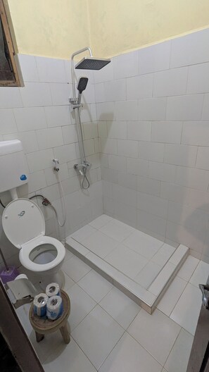 Quarto casal conforto, vista para a montanha | Banheiro | Chuveiro, produtos de toalete grátis, toalhas de banho, sabonete