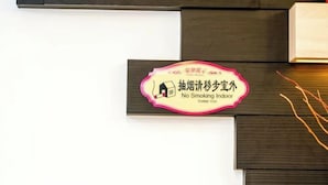 A sign with a house icon and text indicating a no-smoking policy. - Seremban-Spacious-Lovely-Home-Bkt Chedang-S2-10R4B (Seremban)
