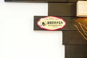 A sign with a house icon and text indicating a no-smoking policy. - Seremban-Spacious-Lovely-Home-Bkt Chedang-S2-10R4B (Seremban)