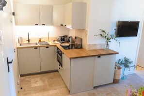 Private kitchen - Cottage Tilleul on large domain with Pool, Spa, Tennis (Saint-Julien-les-Rosiers)