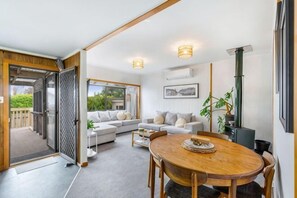 Room - Tranquil Haven 2 Br and 1.5 BA Villa (Auckland)