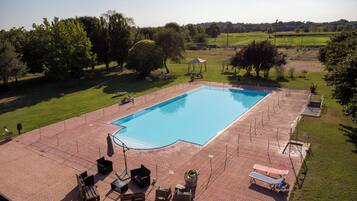 Piscine extérieure (ouverte en saison)