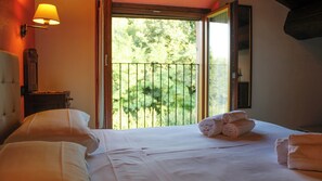 Standard Double Room, Garden View | Free WiFi, bed sheets - Agriturismo Borgo del Mincio (Volta Mantovana)