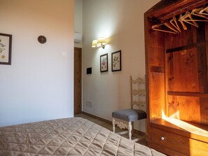 Deluxe Double Room, Garden View | Free WiFi, bed sheets - Agriturismo Borgo del Mincio (Volta Mantovana)