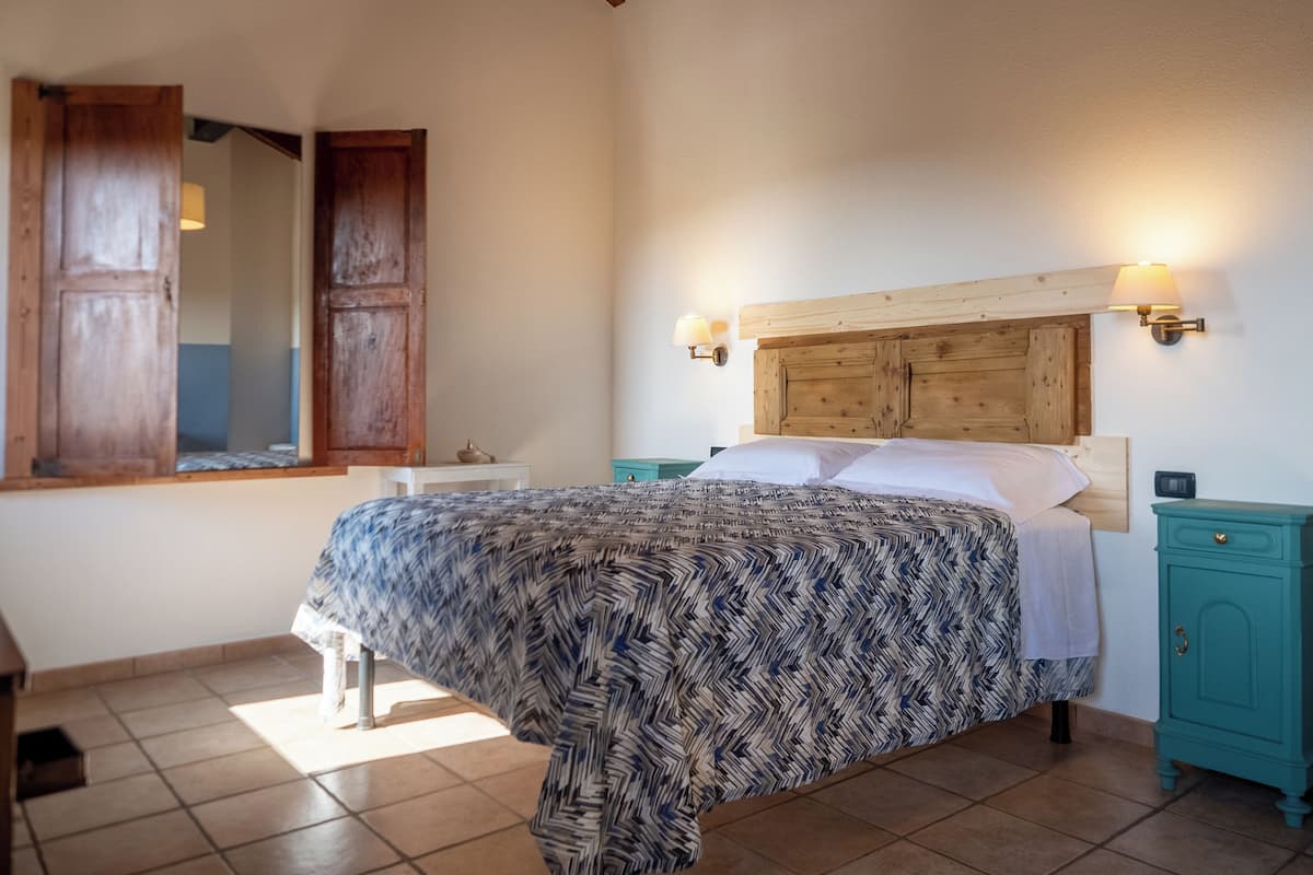 Deluxe Double Room, Garden View | Free WiFi, bed sheets