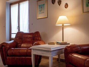 Superior Room, Garden View | Living area