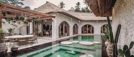 Kolam renang outdoor