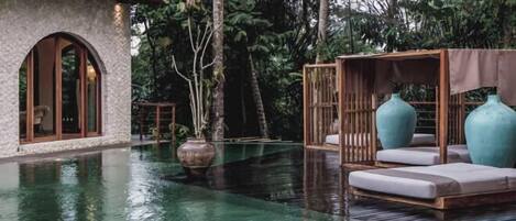 حمام سباحة خارجي