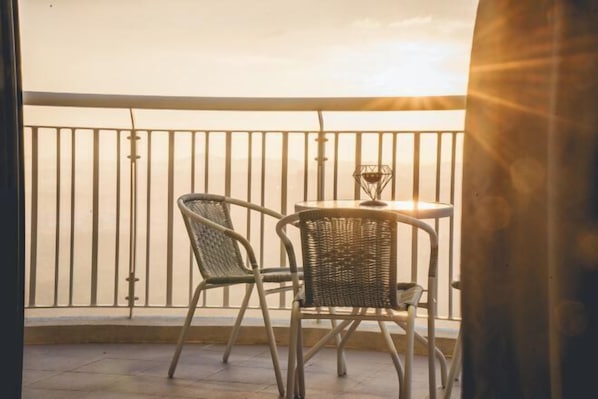 Outdoor dining - Teega Muji 4BR 12 pax w bathtub (Iskandar Puteri)