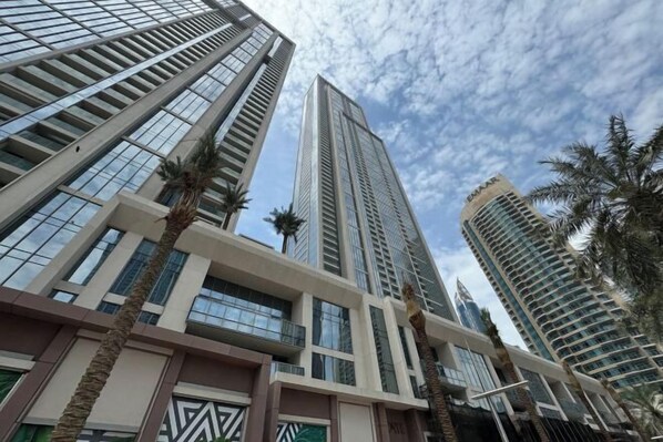 Exterior - Luxury 4BR Prime Downtown Stay (Dubai)