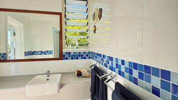 Secadora de cabello, toallas, jabón, shampoo