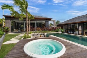 A modern house with a swimming pool and a hot tub. - Villa Palm Angels by BaliSuperHost (Bali)