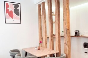 Restaurant - Paris Center Modern Apartment Marais Pompidou Art Center (Paris)