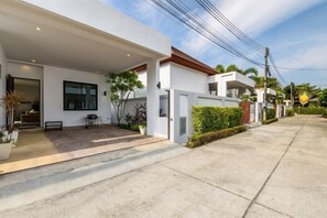 Exterior - Perfect Pool Villa with Jacuzzi Three Bedrooms Villa No.5 (Phuket)