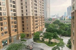 Un edifici residencial de grans alçades amb múltiples balcons i un pati paisatjistic.