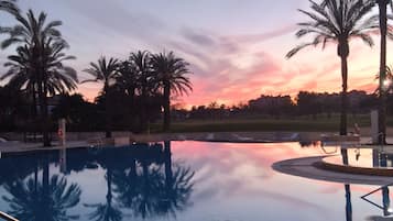 Een buitenzwembad, een verwarmd zwembad