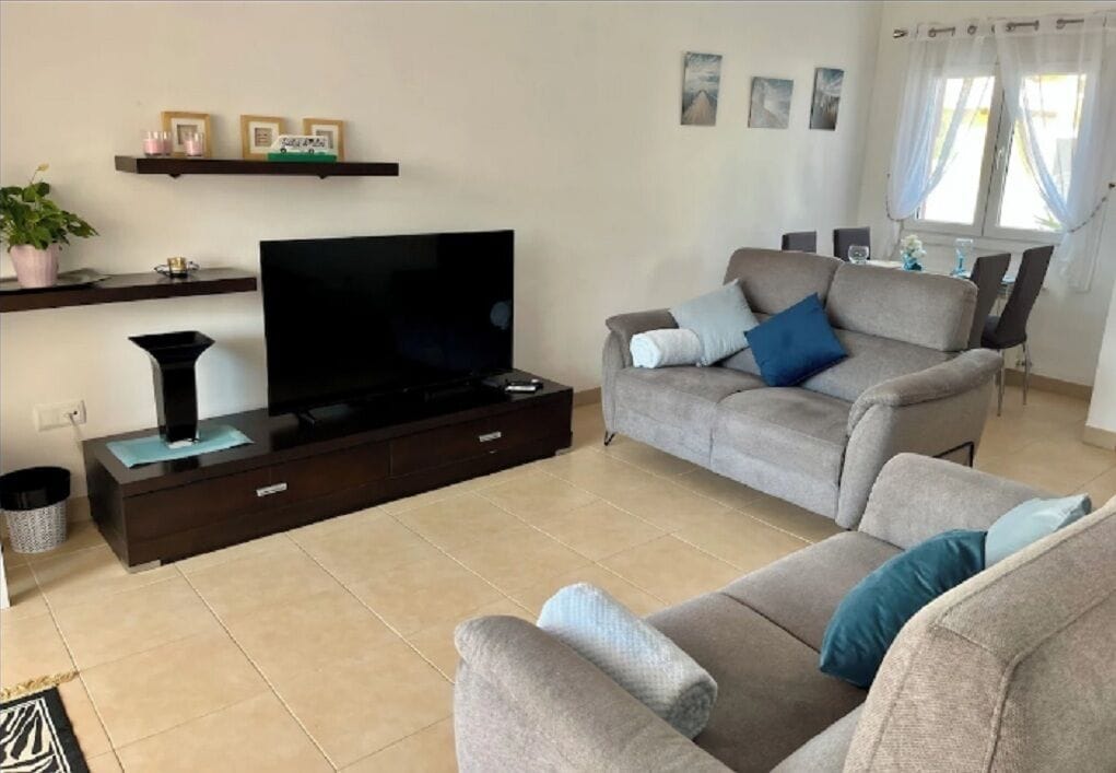 Een smart-tv, een tafeltennistafel en boeken