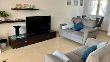 Een smart-tv, een tafeltennistafel en boeken