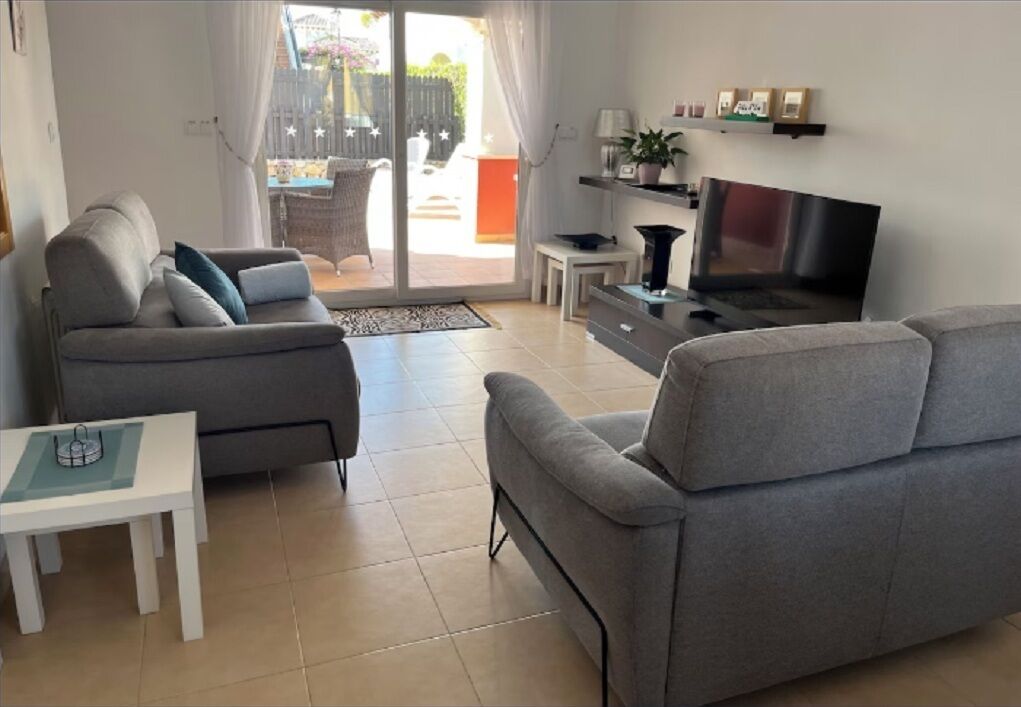 Een smart-tv, een tafeltennistafel en boeken