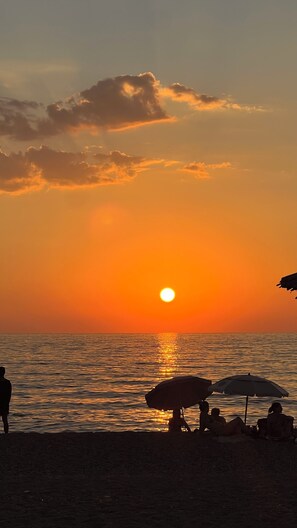 Playa en los alrededores, vóleibol de playa y 5 bares en la playa 