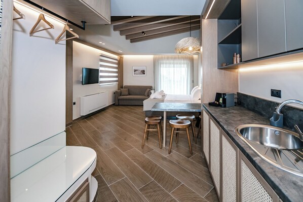 Deluxe Studio, Balcony, Sea View | Soundproofing, iron/ironing board, free cots/infant beds, free WiFi - Terra Hélios Suites & Studios (Trifylia)