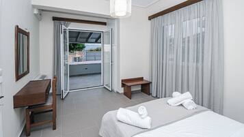 Apartment, Garden View | Soundproofing, iron/ironing board, free WiFi