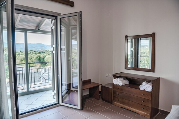 Apartamento, balcón, vistas al mar | Sistema de insonorización, tabla de planchar con plancha, wifi gratis