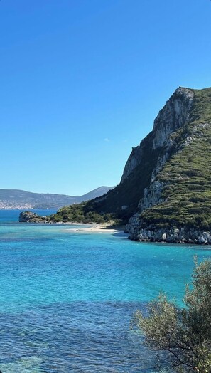 Beach nearby, beach volleyball, 5 beach bars - Terra Hélios Suites & Studios (Trifylia)