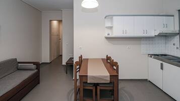 Perhehuoneisto, näköala puutarhaan | Oleskelualue