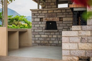 BBQ/picnic area - Terra Hélios Suites & Studios (Trifylia)
