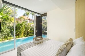 Een slaapkamer met een groot raam, een bed en uitzicht op een zwembad.