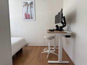 2 habitaciones, tabla de planchar con plancha, wifi y ropa de cama