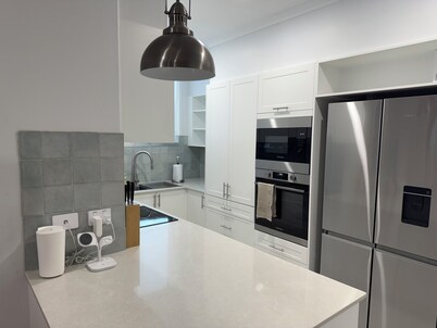 Stylish 2-bed coastal apartment near beach & marina – perfect for relax or work.