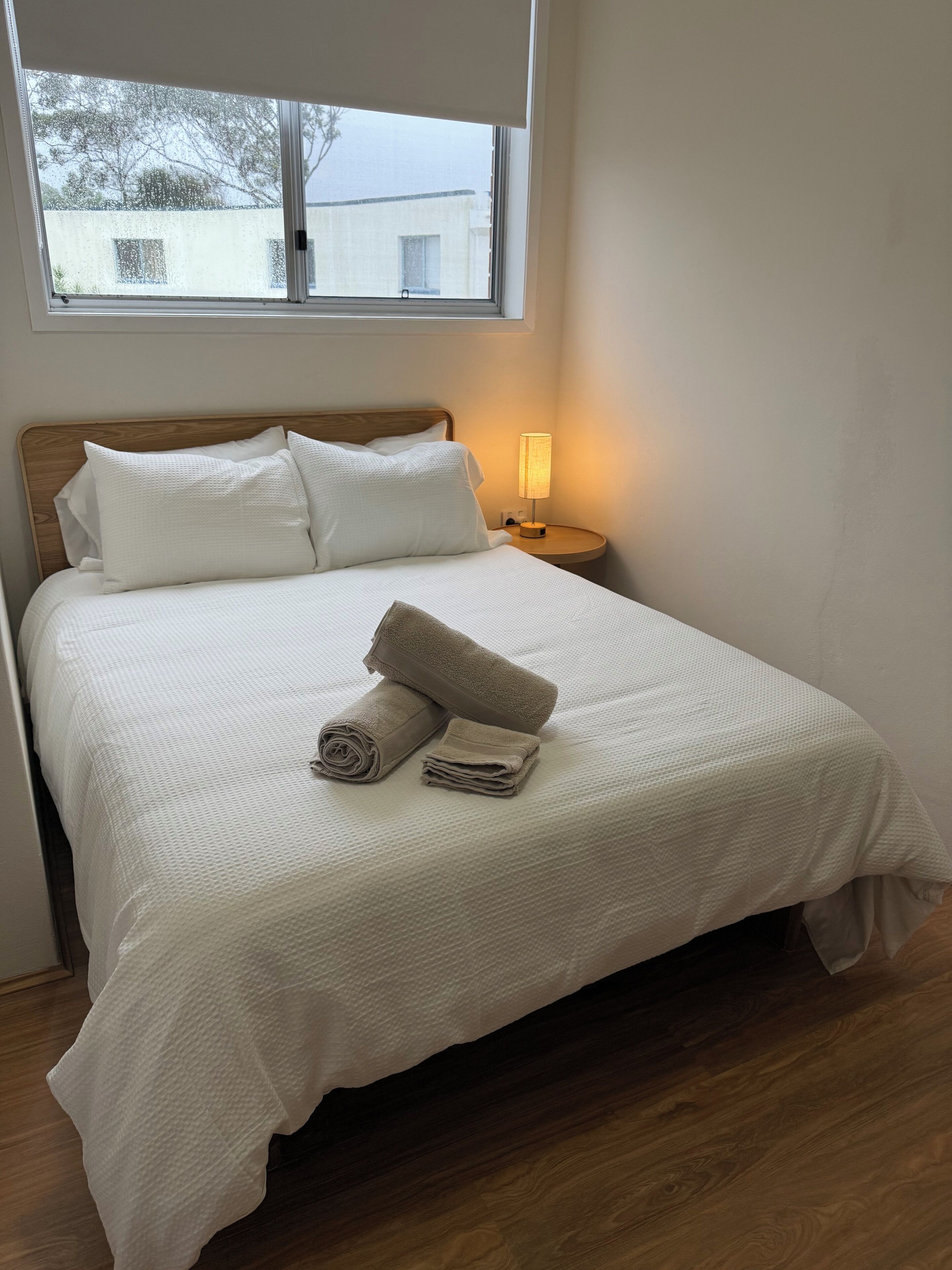 2 عدّة غرف نوم ومكواة/لوح كي وواي فاي وملاءات أسرّة