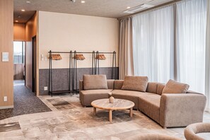 Suite familiale, non-fumeur (Deluxe, with Balcony) | Aire de séjour | Téléviseur de 40 po avec télévision numérique