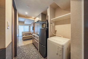 Chambre familiale, non-fumeur (Superior) | Cuisine privée | Réfrigérateur, four à micro-ondes, surface de cuisson