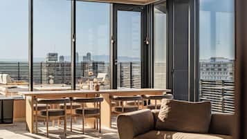 Familiesuite, ikke-røyk (Deluxe, with Balcony) | Blendingsgardiner, wi-fi (inkludert) og sengetøy