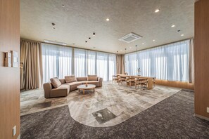 Suite familiale, non-fumeur (Deluxe, with Balcony) | Rideaux d’obscurcissement, accès au Wi-Fi (inclus), literie fournie