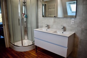 Shower, hair dryer, soap, toilet paper - Charming, authentic house in the Cantal: Le Mas Pradou (Méallet)
