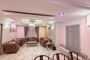 Lobby lounge - Star Wish Business Hotel (Ikeja)