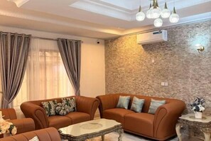 Living area - Star Wish Business Hotel (Ikeja)