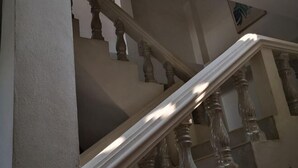 Una escalera con barandillas de madera y pasamanos.
