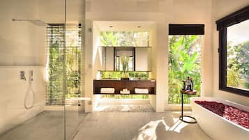 Villa Deluxe, vista a la montaña | Baño | Tina y regadera independientes y amenidades de baño gratuitas