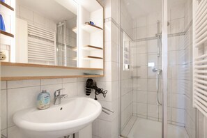 Douche, sèche-cheveux, serviettes fournies