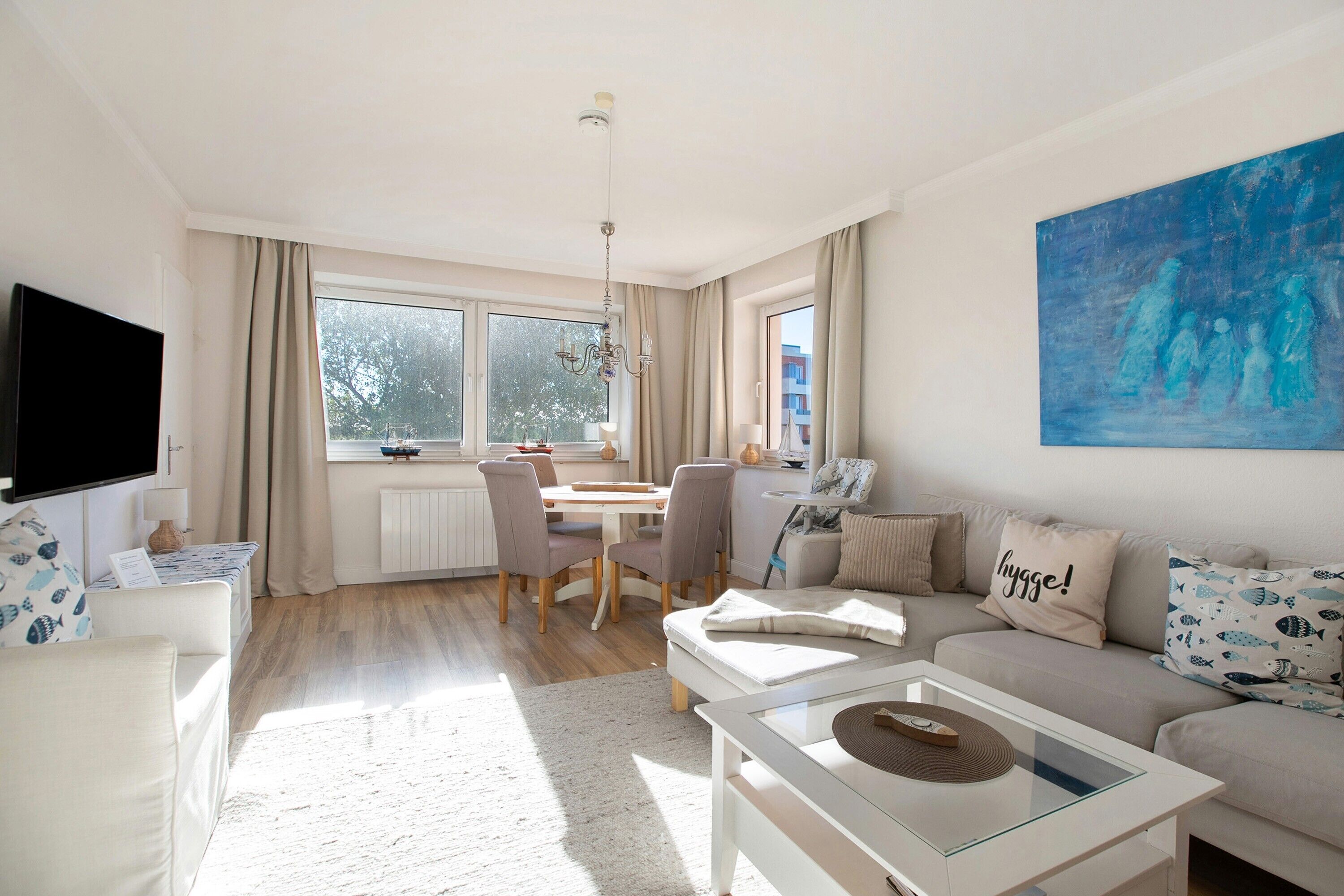 Televisio, takka, pöytätennispöytä